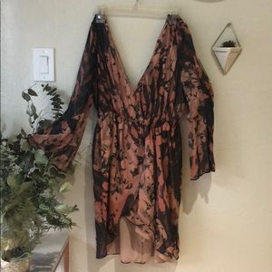 Alice and Olivia v neck